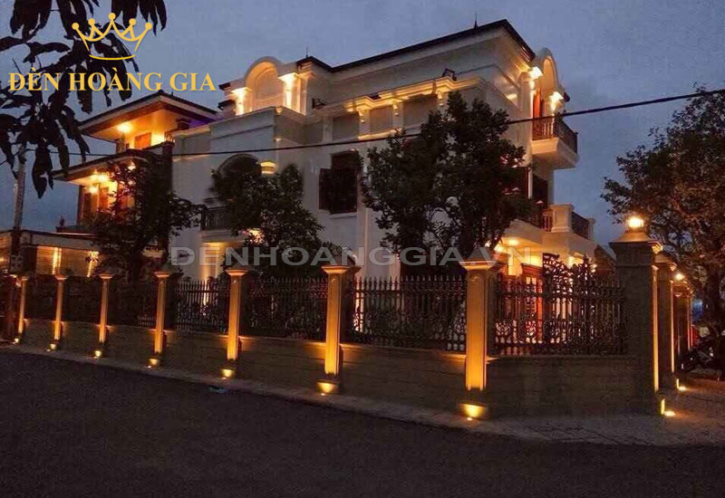 Công trình lắp đèn chiếu sáng cột nhà
