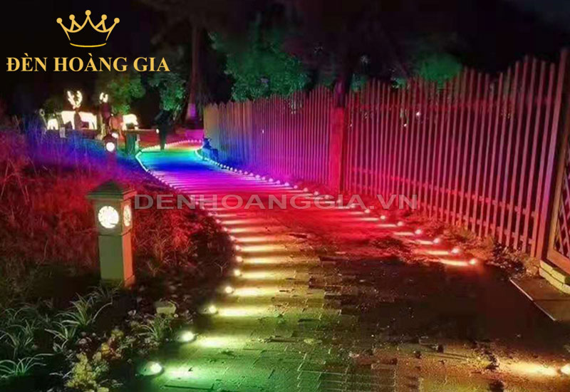 Chiếu sáng lối đi sân vườn ấn tượng với các sắc màu của đèn led âm đất