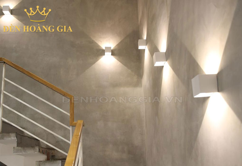Sử dụng đèn treo tường phong cách hiện đại chiếu sáng cầu thang