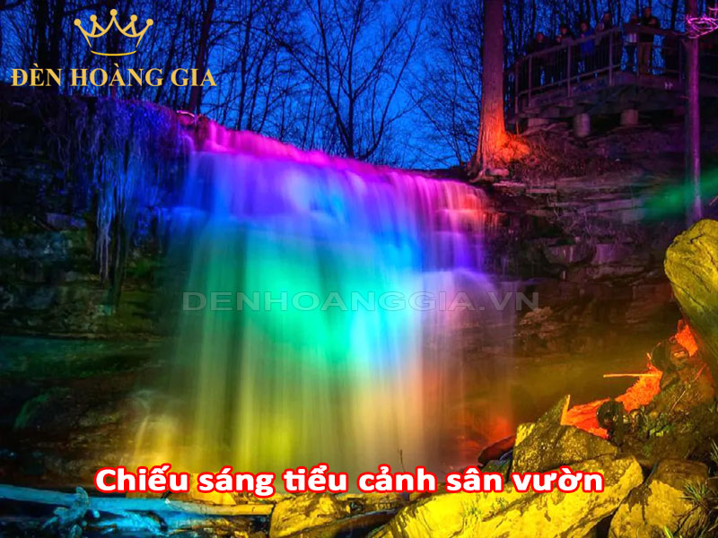 Tiểu cảnh sân vườn nước kết hợp với đèn chiếu sáng tuyệt đẹp