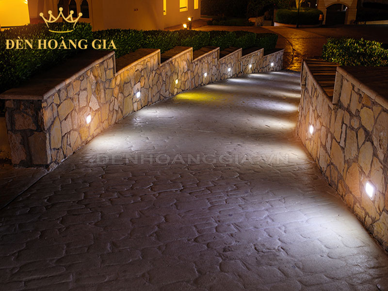 Con đường với những bệ tường 2 bên được lắp đèn gắn âm tường