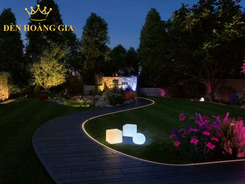 Chiếu sáng lối đi sân vườn với đèn led dây và đèn hộp decor