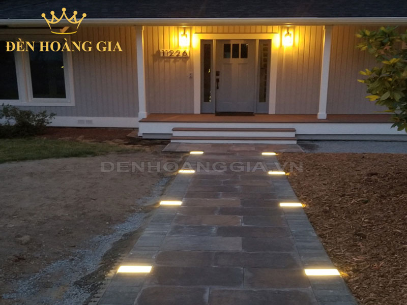Chiếu sáng lối đi sân vườn đơn giản với đèn led âm đất hình vuông