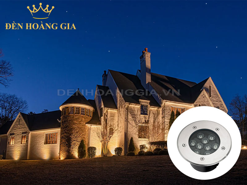 Lắp đèn chiếu hắt chân tường cho kiến trúc ngoài trời của ngôi nhà