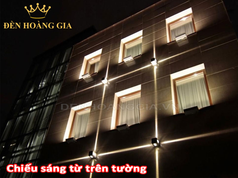 Chiếu sáng mặt tiền từ trên tường