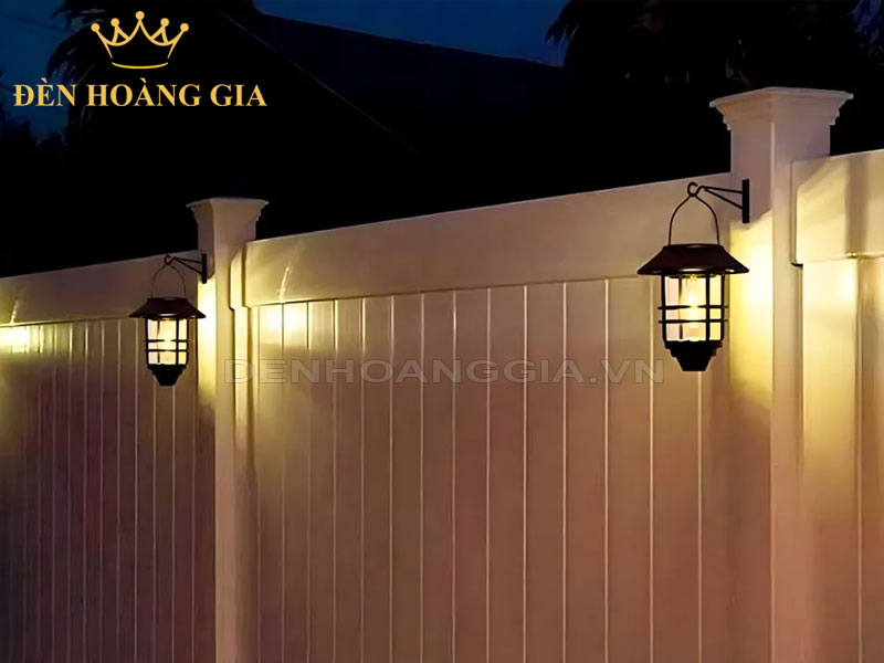 Lắp đèn treo tường chiếu sáng hàng rào