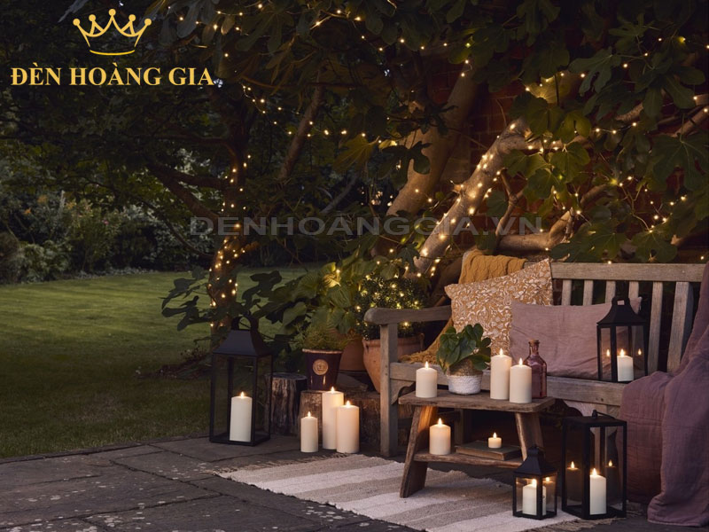Ý tưởng trang trí cây với đèn đom dóm và đèn nến