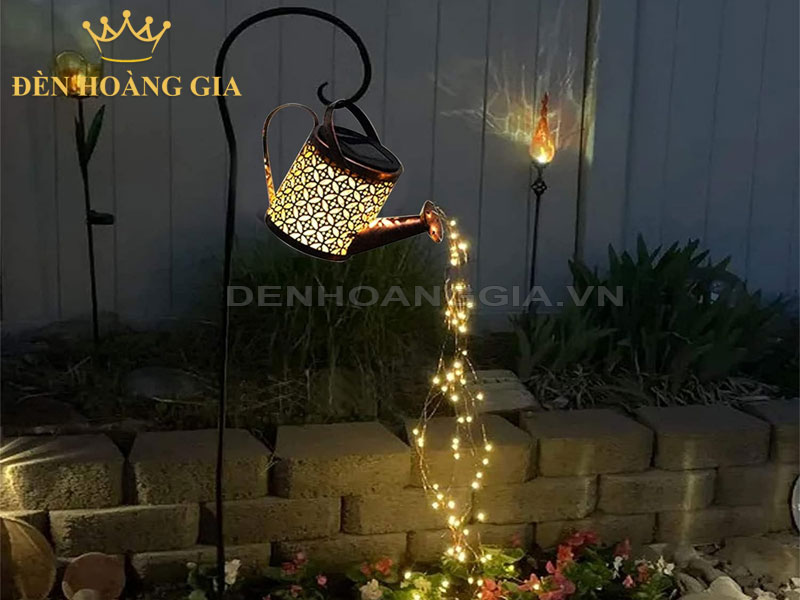 Decor khu vườn ấn tượng với đèn lồng tưới nước lấp lánh