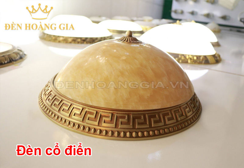 den-mam-op-tran-phong-khach-co-dien