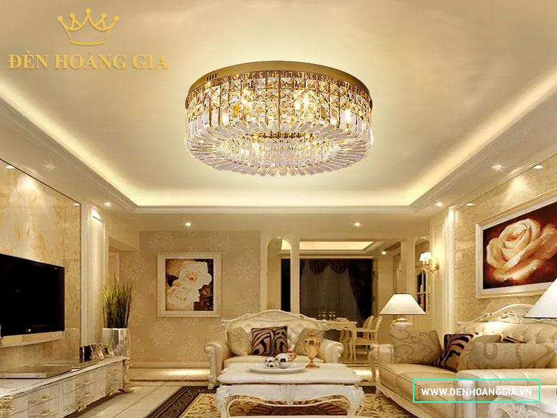 Phòng khách tân cổ điển lắp đèn mâm ốp trần pha lê