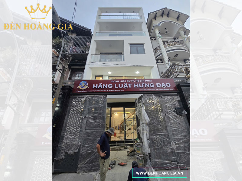 Công trình nhà phố có nhu cầu lắp đèn rọi cột
