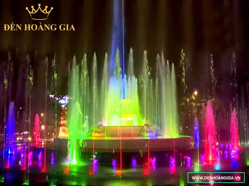 Đài phun nước nghệ thuật lắp đèn chiếu sáng giúp tăng gias trị thẩm mỹ