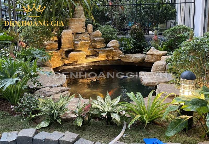 trang-tri-ho-ca-koi-mini-goc-san-vuon