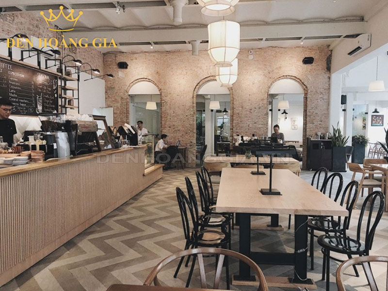 Lắp đèn chiếu sáng cho quầy thu ngân quán cafe