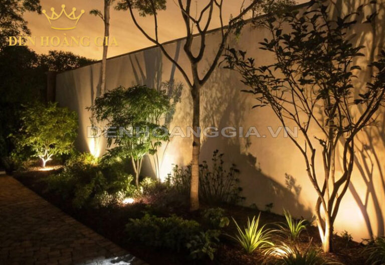 chieu-sang-bong-cay-len-tuong