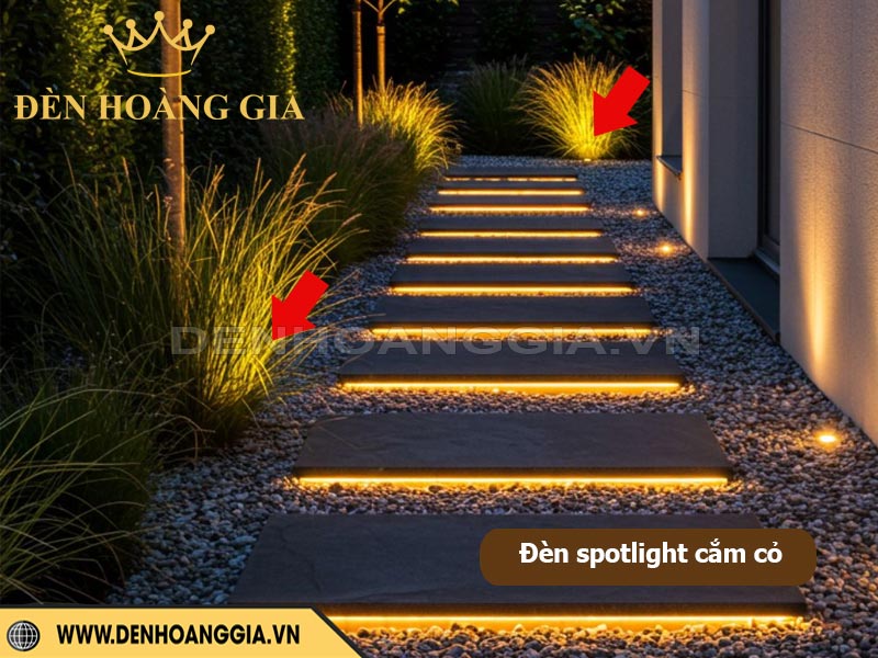 Đèn spotlight chiếu sáng bãi cỏ bên hông nhà