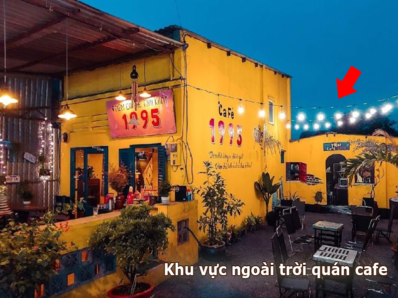 Khu vực ngoài trời quán cafe lắp đèn dây 